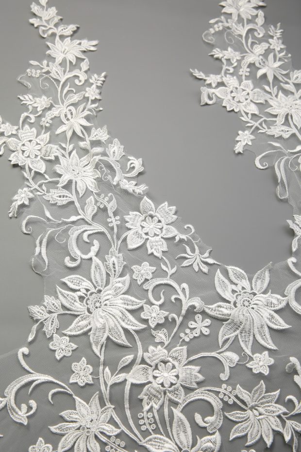 J612001 Large Ivory Lace Edging - Image 3
