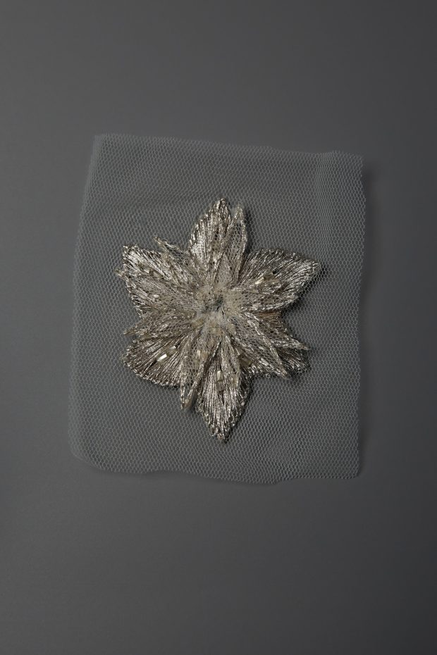 BU2555 Silver Thread Flower Motif